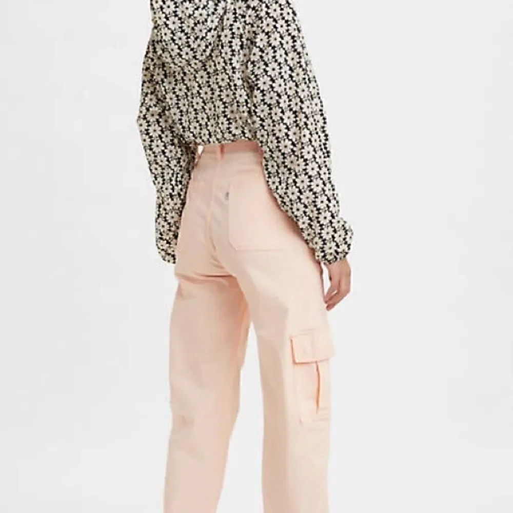 Levi’s High Waisted Cargo Pants Fine Twill Joggers Women’s Size 33 Light Pink